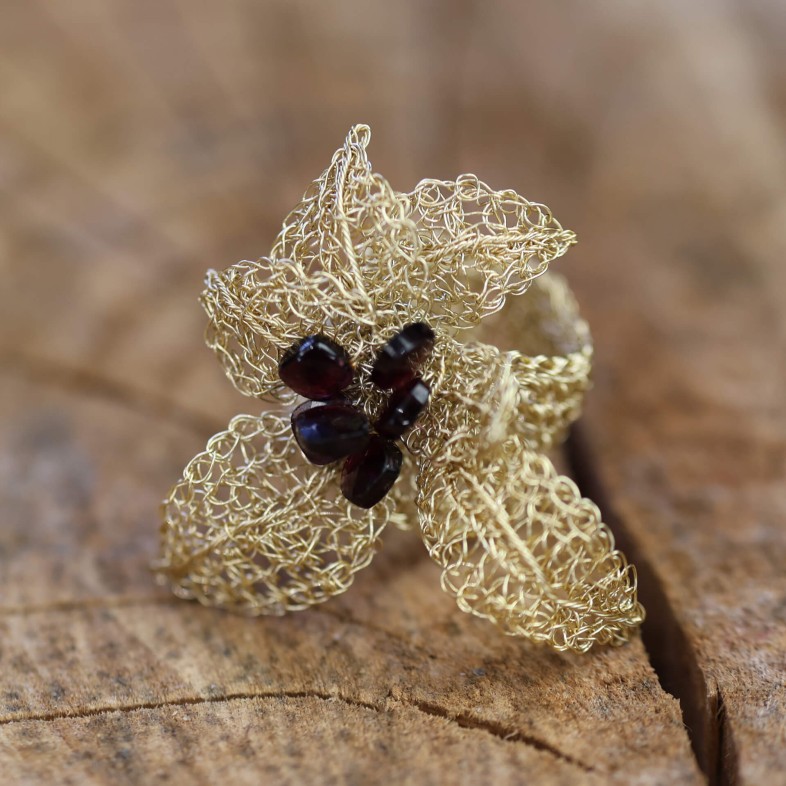 Silver Flower "Bilros" ring with garnets